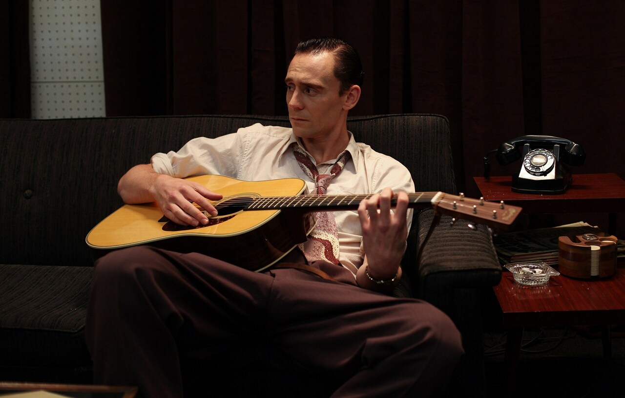 トム・ヒドルストンがカントリー歌手ハンク・ウィリアムズ演じる伝記映画、10月公開