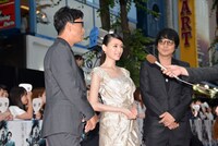 左から椎名桔平、栗山千明、大森南朋。