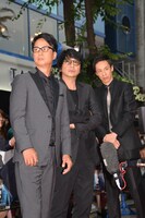 左から椎名桔平、大森南朋、大倉孝二。