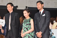 左から大倉孝二、木南晴夏、平山祐介。