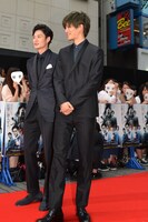 左から岡田将生、松坂桃李。