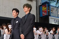 左から岡田将生、松坂桃李。