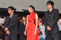 左から大友啓史、織田梨沙、大森南朋。