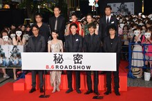 「秘密 THE TOP SECRET」レッドカーペットセレモニーの様子。後列左から大友啓史、大倉孝二、織田梨沙、木南晴夏、平山祐介。前列左から椎名桔平、栗山千明、岡田将生、松坂桃李、大森南朋。