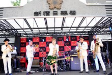 東京スカパラダイスオーケストラとKen Yokoyamaによるライブの様子。