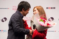 イザベル・ユペール（右）に花束を渡す是枝裕和（左）。