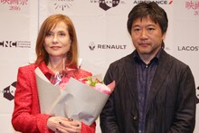 左からイザベル・ユペール、是枝裕和。