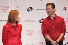 イザベル・ユペール（左）との共演を熱望する浅野忠信（右）。