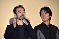 左から古舘寛治、桐谷健太。
