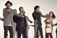 「本当に鬼だな、と思う人は？」という質問に、指をさして一斉に答える登壇者たち。