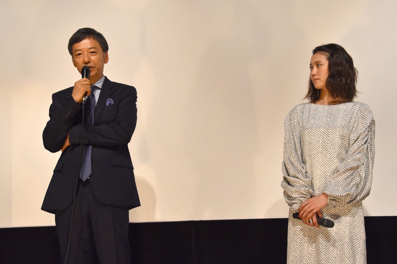 左から板尾創路、二階堂ふみ。