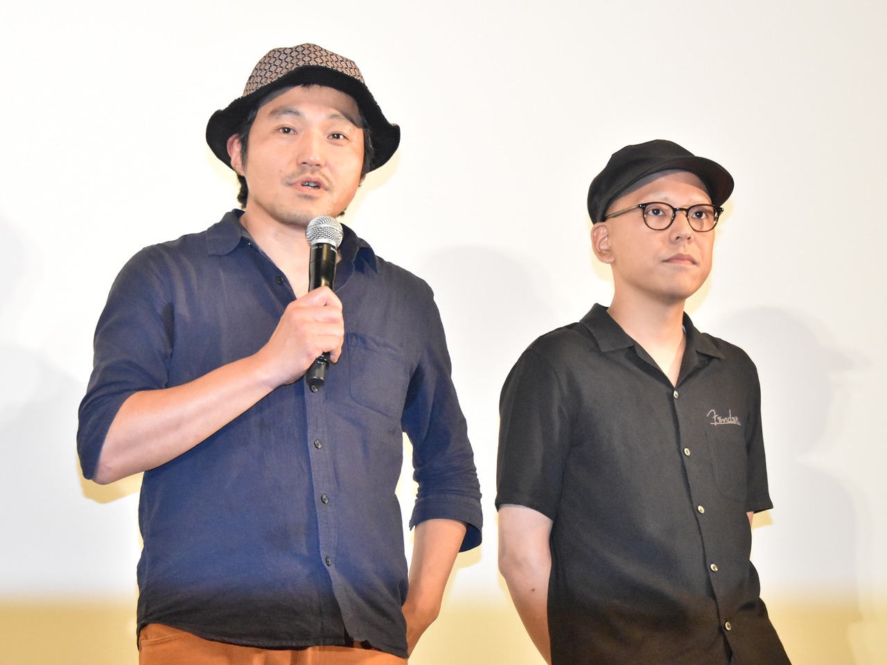冨永昌敬（左）と真利子哲也（右）。