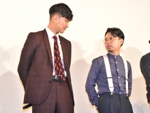 「ディアスポリス－異邦警察－」DVD発売記念イベントより、浜野謙太（右）にちょっかいを出す松田翔太（左）。