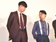 「ディアスポリス-異邦警察-」DVD発売記念イベントより、浜野謙太(右)にちょっかいを出す松田翔太(左)。