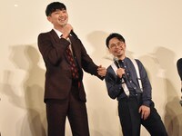 股間を触り笑顔の浜野謙太（右）に、ツッコむ松田翔太（左）。