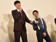 股間を触り笑顔の浜野謙太（右）に、ツッコむ松田翔太（左）。