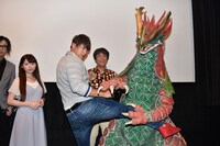 「大怪獣モノ」完成披露舞台挨拶の様子。