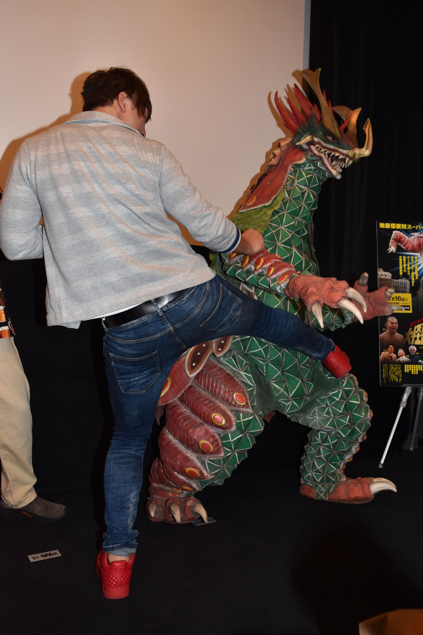 左から飯伏幸太、大怪獣モノ。