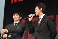 左から林遣都、波岡一喜。