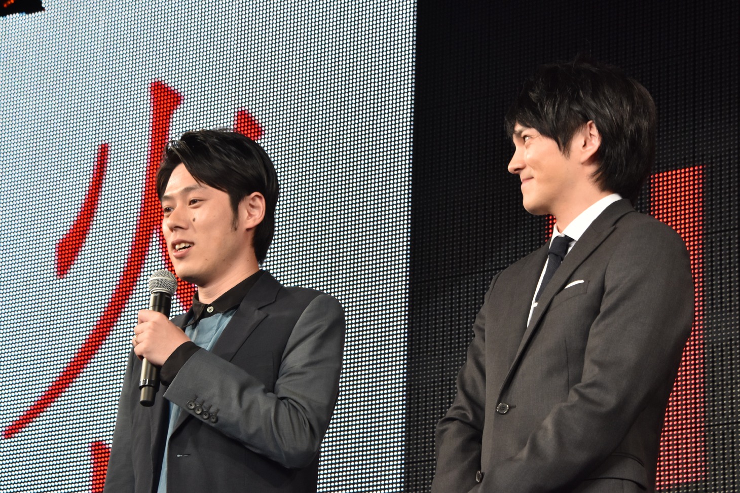 左から好井まさお、林遣都。