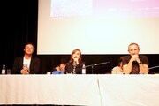 6月25日に行われたフランス映画祭2016関連イベントの様子。左から深田晃司、イザベル・ユペール、ギヨーム・ニクルー。(c) Shiho Aketagawa – uniFrance
