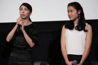 左から竹内結子、藤野涼子。