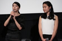 左から竹内結子、藤野涼子。