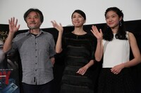 左から黒沢清、竹内結子、藤野涼子。