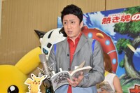 アフレコに臨むボルケニオン役の市川染五郎。