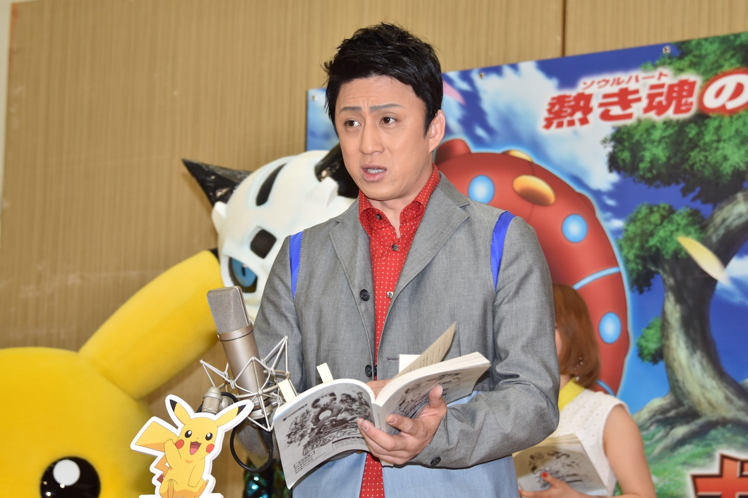 アフレコに臨むボルケニオン役の市川染五郎。