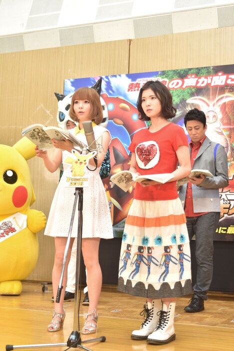 左から中川翔子、松岡茉優。