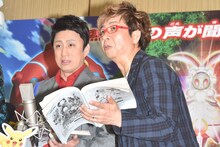 アフレコに臨む山寺宏一（右）。