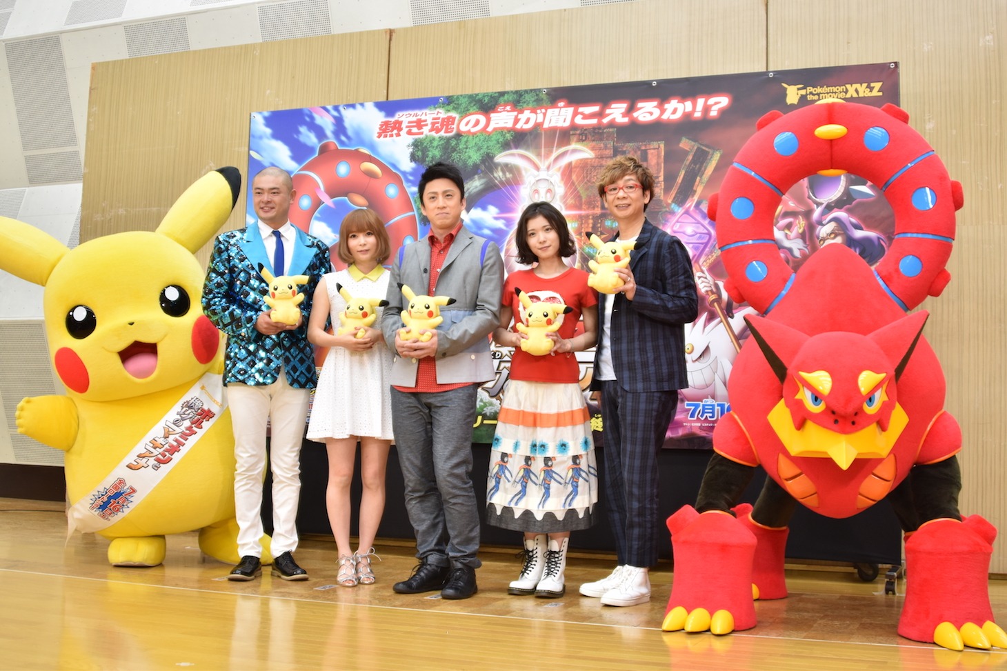 「ポケモン・ザ・ムービーXY&Z『ボルケニオンと機巧（からくり）のマギアナ』」公開アフレコイベントの様子。左からピカチュウ、あばれる君、中川翔子、市川染五郎、松岡茉優、山寺宏一、ボルケニオン。