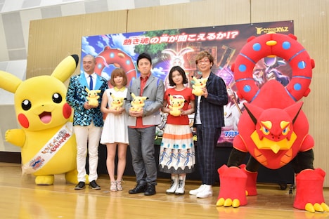 「ポケモン・ザ・ムービーXY&Z『ボルケニオンと機巧(からくり)のマギアナ』」公開アフレコイベントの様子。左からピカチュウ、あばれる君、中川翔子、市川染五郎、松岡茉優、山寺宏一、ボルケニオン。