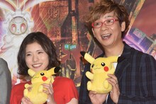 左から松岡茉優、山寺宏一。