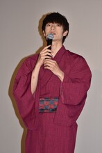 浴衣姿で登壇した窪田正孝。