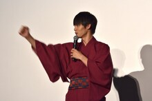 「MARS（マース）～ただ、君を愛してる～」の主題歌「Gravity」のダンスを自己流で踊る窪田正孝。