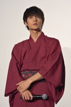浴衣姿で登壇した窪田正孝。
