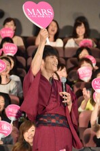 「MARS（マース）～ただ、君を愛してる～」の主題歌「Gravity」に合わせて観客を煽る窪田正孝。
