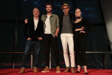 左からローランド・エメリッヒ、リアム・ヘムズワース、ジェフ・ゴールドブラム、マイカ・モンロー。