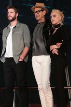 左からリアム・ヘムズワース、ジェフ・ゴールドブラム、マイカ・モンロー。