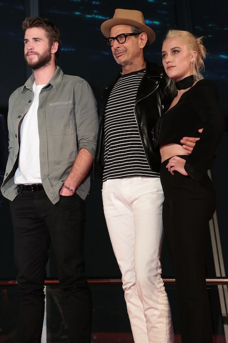 左からリアム・ヘムズワース、ジェフ・ゴールドブラム、マイカ・モンロー。