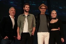 左からローランド・エメリッヒ、リアム・ヘムズワース、ジェフ・ゴールドブラム、マイカ・モンロー。