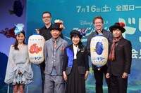 映画「ファインディング・ドリー」の記者会見イベントに出席した、とんねるず木梨（中央左）ら。