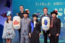 映画「ファインディング・ドリー」の記者会見イベントに出席した、とんねるず木梨（中央左）ら。