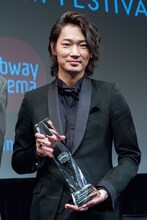第15回ニューヨーク・アジア映画祭にてライジング・スター賞を受賞した綾野剛。