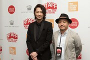 第15回ニューヨーク・アジア映画祭にてライジング・スター賞授賞式に参加した綾野剛(左)と白石和彌(右)。
