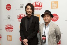 第15回ニューヨーク・アジア映画祭にてライジング・スター賞授賞式に参加した綾野剛（左）と白石和彌（右）。