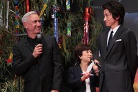 藤原竜也（右）に「カッコいいからハリウッドの映画に出てみない？」と言うローランド・エメリッヒ（左）。