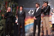 左からローランド・エメリッヒ、藤原竜也、リアム・ヘムズワース、ジェフ・ゴールドブラム。